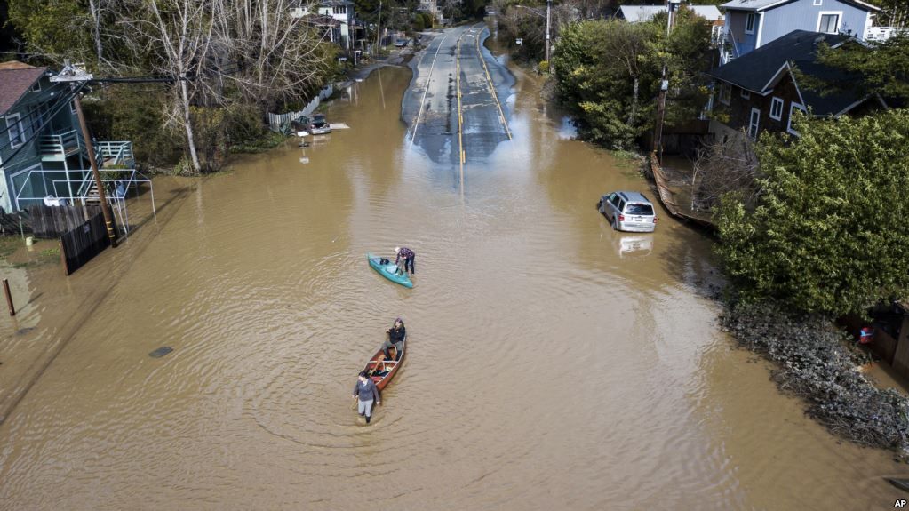 Катастрофические наводнения. Лос анджелес дождь. Шторм снег дождь. Наводнение реки этрек туркменистан. Наводнение октябрь 2021.