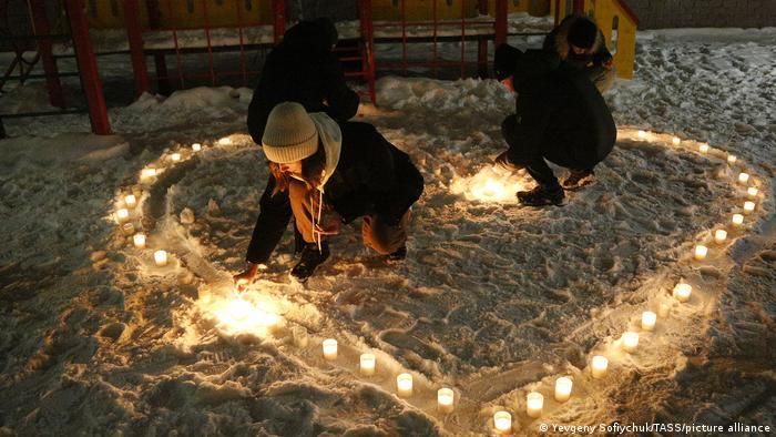 Акции в поддержку Навального: жители Москвы и Петербурга зажгли фонарики